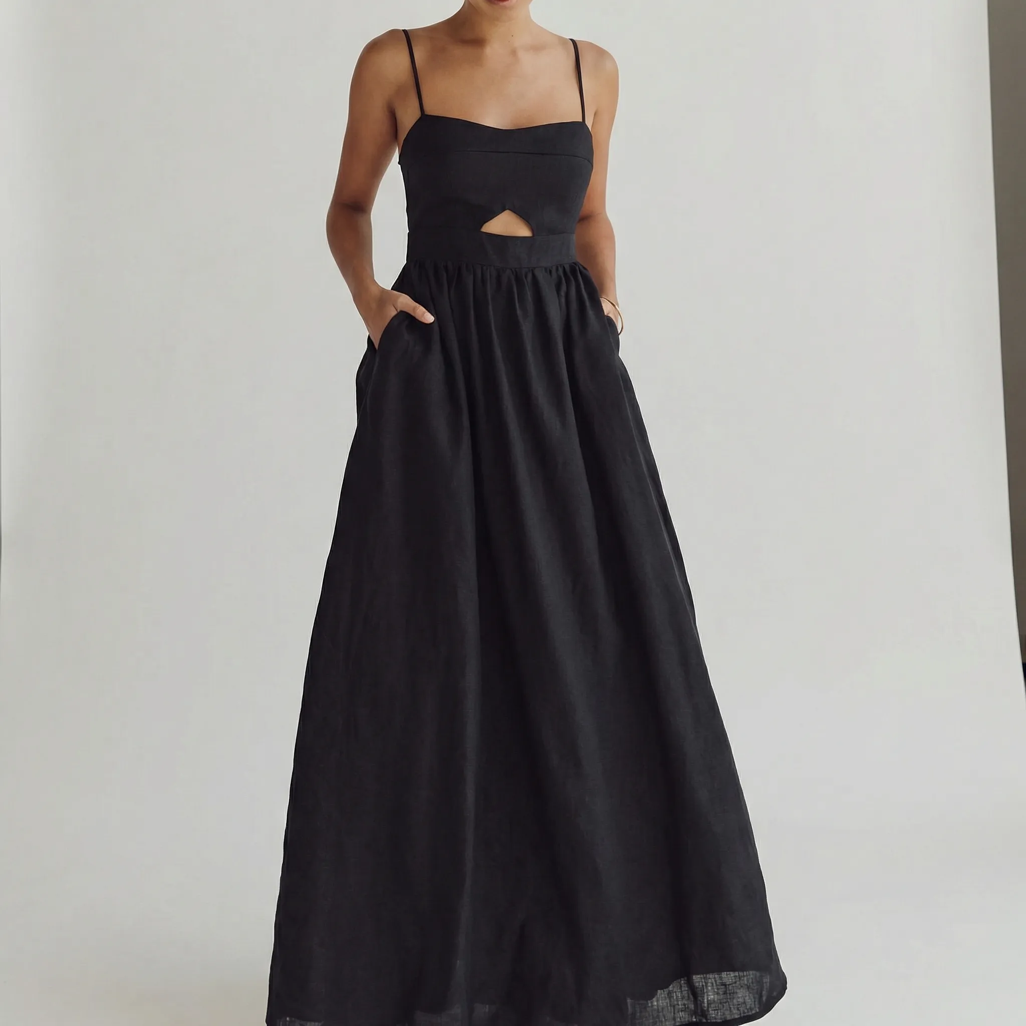 Maxi jurk dames | Zwarte zomerjurk met bandjes en cut-out - Image 2