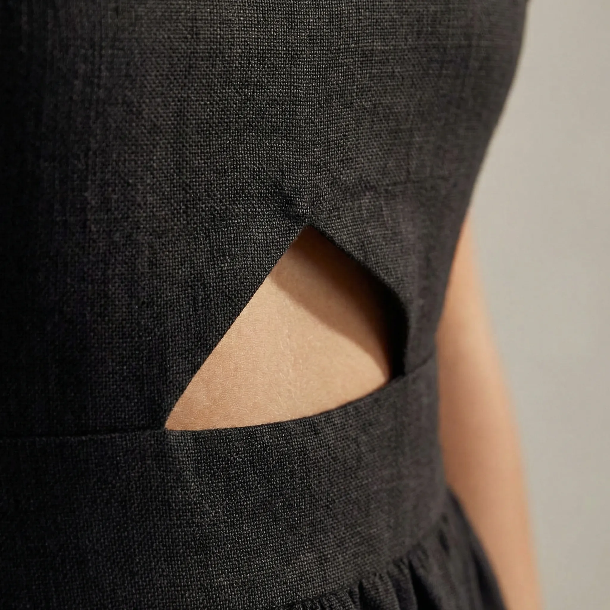 Maxi jurk dames | Zwarte zomerjurk met bandjes en cut-out - Image 3