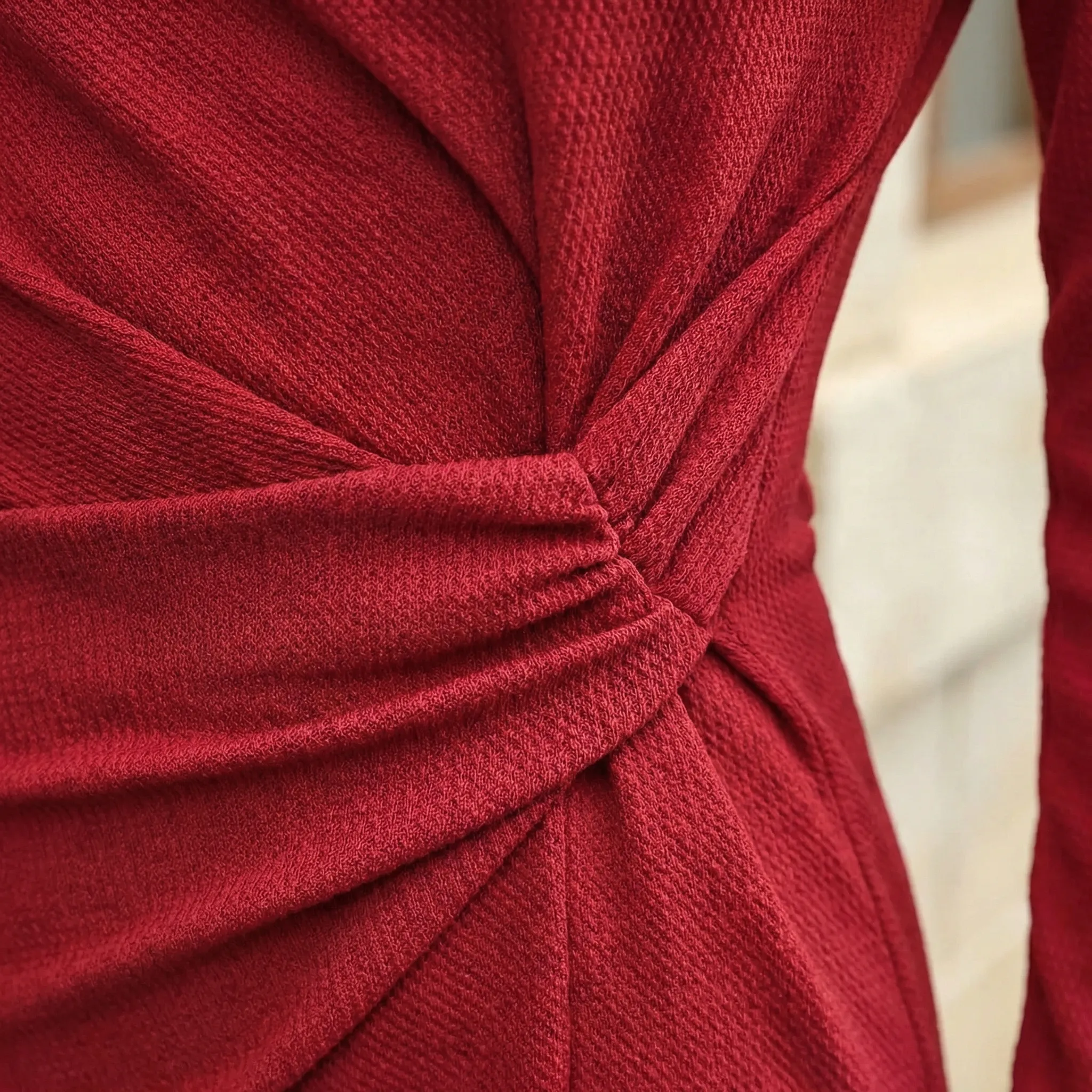 Midi jurk dames | Aansluitende jurk met lange mouwen, tailleplooien en split - Image 3